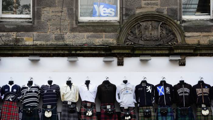 EDINBURGH, SCOTLAND - SEPTEMBER 08:  A Yes campaign placard is placed in a window in the Grassmarket on September 8, 2014 in Edinburgh, Scotland. The Better Together campaign has denied plans to set out a timetable for giving more powers to Scotland were a sign of panic.  (Photo by Jeff J Mitchell/Getty Images)
