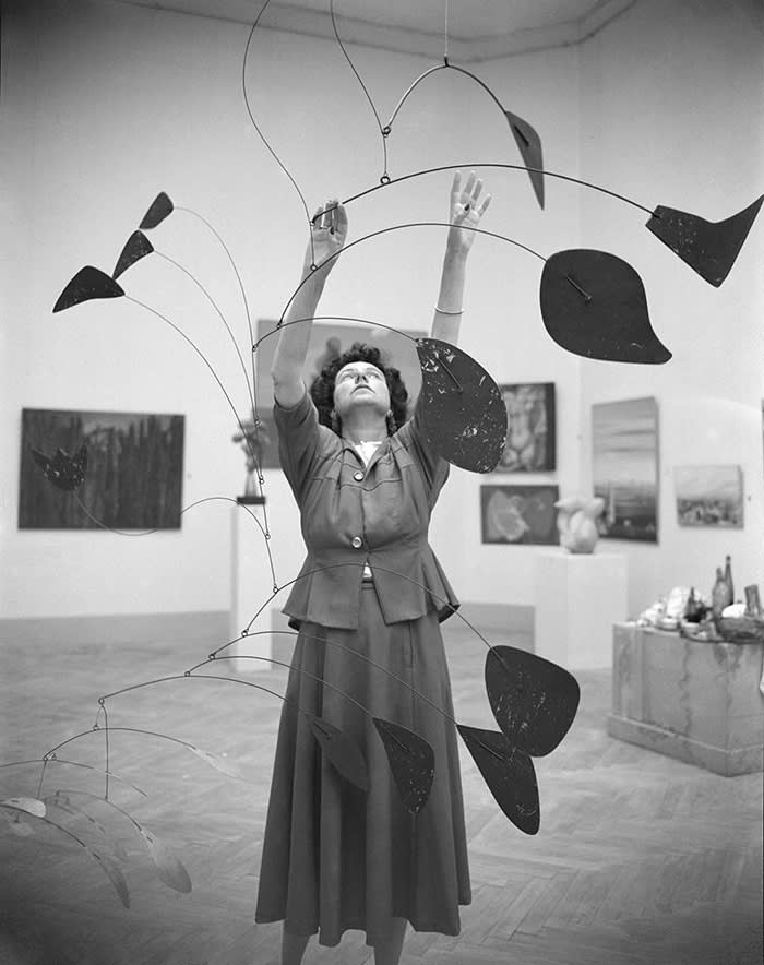 Peggy Guggenheim with Alexander Calder “Arc of Petals” at the Greek Pavilion, 24th Venice Biennale, 1948 © Fondazione Solomon R. Guggenheim, foto Archivio CameraphotoEpoche, donazione Cassa di Risparmio di Venezia, 2005.