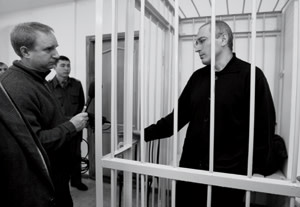 Neil Buckley (left) interviews Khodorkovsky in the defendant’s cage during a court hearing in Chita, 2008