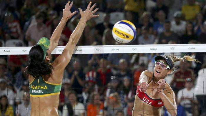 2016 Rio Olympics - Beach Volleyball - Women's Semifinal - USA v Brazil - Beach Volleyball Arena - Rio de Janeiro, Brazil - 16/08/2016. Agatha Bednarczuk (BRA) of Brazil competes with April Ross (USA) of USA. REUTERS/Adrees Latif FOR EDITORIAL USE ONLY. NOT FOR SALE FOR MARKETING OR ADVERTISING CAMPAIGNS.