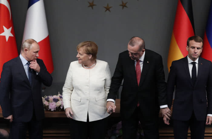 epa07124883 Russian President Vladimir Putin (L), German Chancellor Angela Merkel (2-L), Turkish President Recep Tayyip Erdogan (2-R) and French President Emmanuel Macron (R), react after their press conference during the Syria summit in Istanbul, Turkey, 27 October 2018. Turkish President Recep Tayyip Erdogan, Russian President Vladimir Putin, German Chancellor Angela Merkel, and French President Emmanuel Macron met in Istanbul to plan a political resolution for the conflict in Syria. EPA-EFE/MAXIM SHIPENKOV / POOL