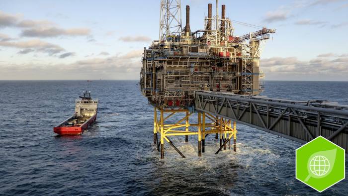 Oil and gas company Statoil gas processing and CO2 removal platform Sleipner T is pictured in the offshore near the Stavanger, Norway, February 11, 2016. REUTERS/Nerijus Adomaitis/File Photo - D1AETHESNOAC