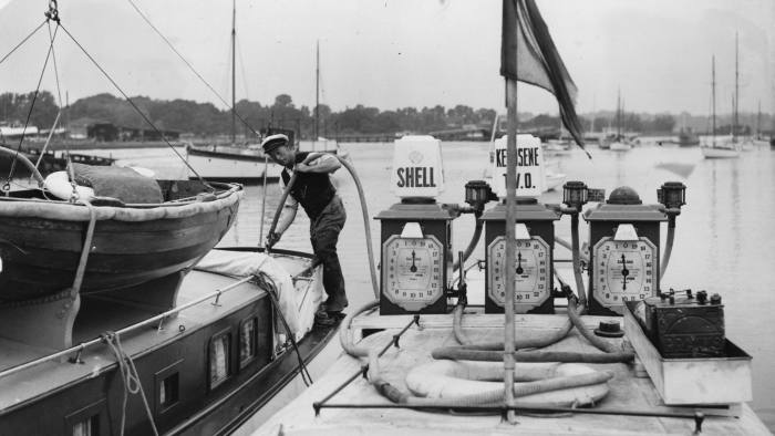 12th June 1936: Delivering petrol from a Shell floating petrol station on the River Hamble. (Photo by E. Phillips/Fox Photos/Getty Images)