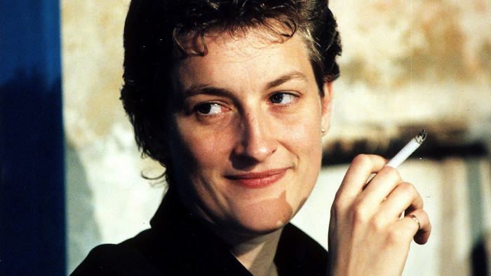 photo of Sarah Kane. (GERMANY OUT) 1971Dramatikerin, TheaterautorinGrossbritannienPorträt, mit Zigarette- 1998 (Photo by Marianne Thiele/ullstein bild via Getty Images)