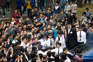 Crowd gathers around Yao Ming 
