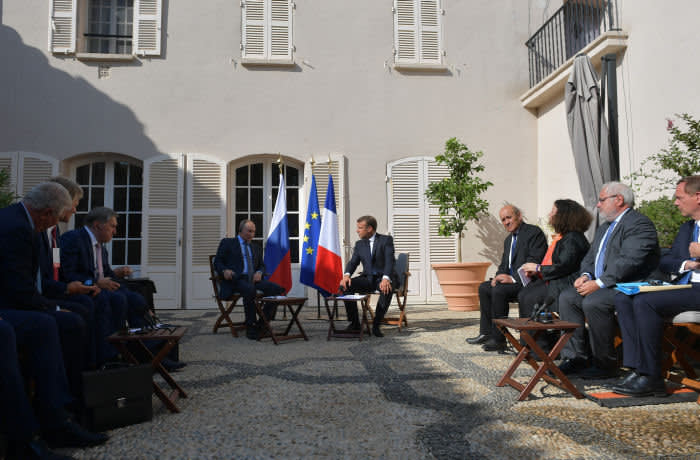epa07781204 Russian President Vladimir Putin (L) and French President Emmanuel Macron (R) attend a joint press conference before the talks at the fort of Bregancon in France, 19 August 2019. President Putin pays a working visit to France at the invitation of French President. EPA-EFE/ALEXEI DRUZHININ / SPUTNIK / KREMLIN POOL MANDATORY CREDIT