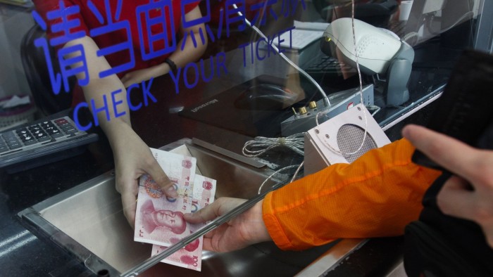 epa04896969 A ticket sales staff (L) receives payment from a tourist at a tourist viewing park in Beijing, China, 25 August 2015. Global share prices posted some of their biggest falls on 24 August since the global financial crisis in 2008, amid growing fears about the economic outlook for China. On 25 August, China shares fell sharply again as markets opened. The benchmark Shanghai Composite Index opened down 6.4 per cent, at 3,004.13 points. The Shenzhen Component Index opened lower by 6.9 per cent, 10,212.47. EPA/ROLEX DELA PENA