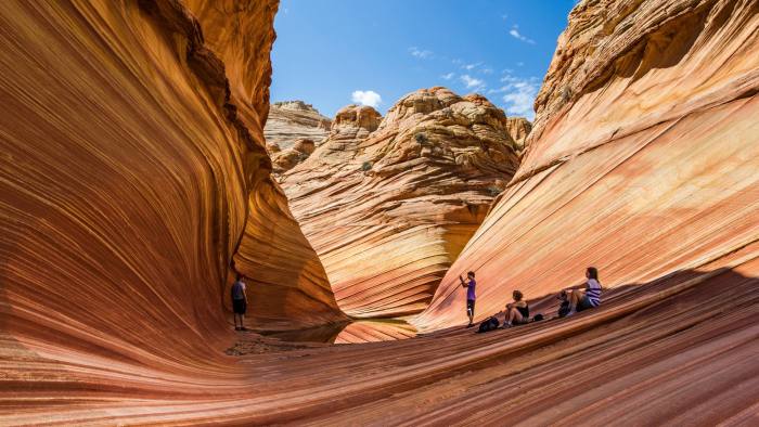 E5RDKC Tourists at The Wave, Arizona, amazing rock formation in the Coyote Butes North, Vermillion cliffs Paria Canyon Wilderness