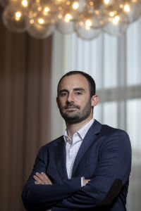 Portrait of Matt Averna, graduate of the ESMT business school in Berlin inside the building, Berlin, 11.10.2019