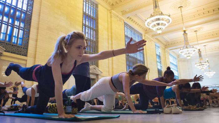Participants take part in free yoga classes during an event called "Grand Zentral" September 15, 2016 at Grand Central Station in New York. / AFP / DON EMMERT        (Photo credit should read DON EMMERT/AFP/Getty Images)
