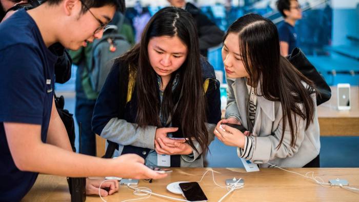 Chinese customers buy the new iPhone X at the Apple store in Beijing on November 3, 2017. / AFP PHOTO / FRED DUFOUR        (Photo credit should read FRED DUFOUR/AFP/Getty Images)