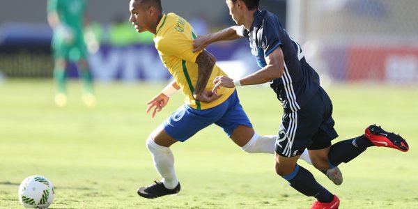 2016 Rio Olympics - Football friendly - Goiania, Brazil - 30/07/2016. Neymar is challenged by Sei Muroya. REUTERS/Ueslei Marcelino - RTSKEKD