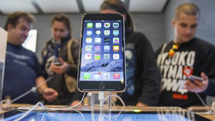 People try out the newly released iPhone 6 at the Apple store in Berlin September 19, 2014. REUTERS/Hannibal (GERMANY - Tags: BUSINESS TELECOMS) - RTR46VA1
