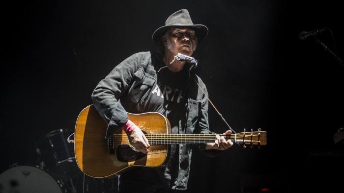 GLASGOW, SCOTLAND - JUNE 05: Neil Young performs at The SSE Hydro on June 5, 2016 in Glasgow, Scotland. (Photo by Ross Gilmore/Redferns)