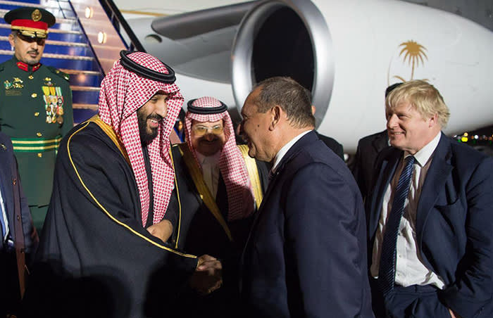 Saudi Crown Prince Mohammad Bin Salman bin Abdulaziz Al Saud (L) shakes hands with British Ambassador to Saudi Arabia Simon Collis upon arrival to London, England, 07 March 2018. Photo: ---/Saudi Press Agency/dpa