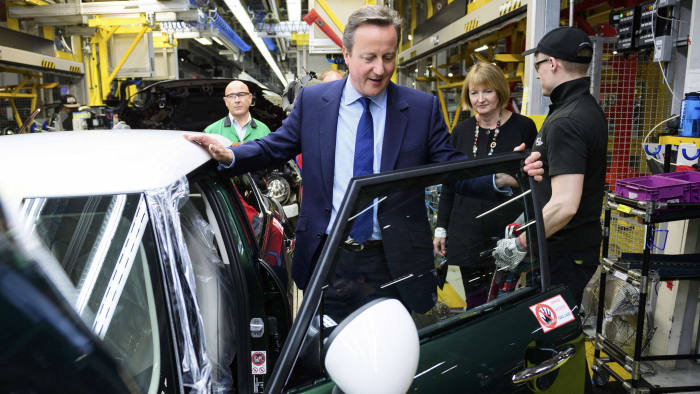 Britain's Prime Minister David Cameron tours the assembly plant for the Mini range of cars with Labour MP Harriet Harman in Cowley, near Oxford June 20, 2016. REUTERS/Leon Neal/Pool