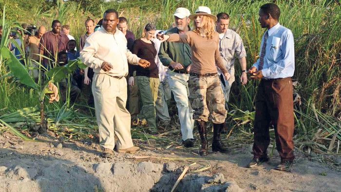 Madonna tours a UN millennium village in Mtanga, Malawi, in 2007