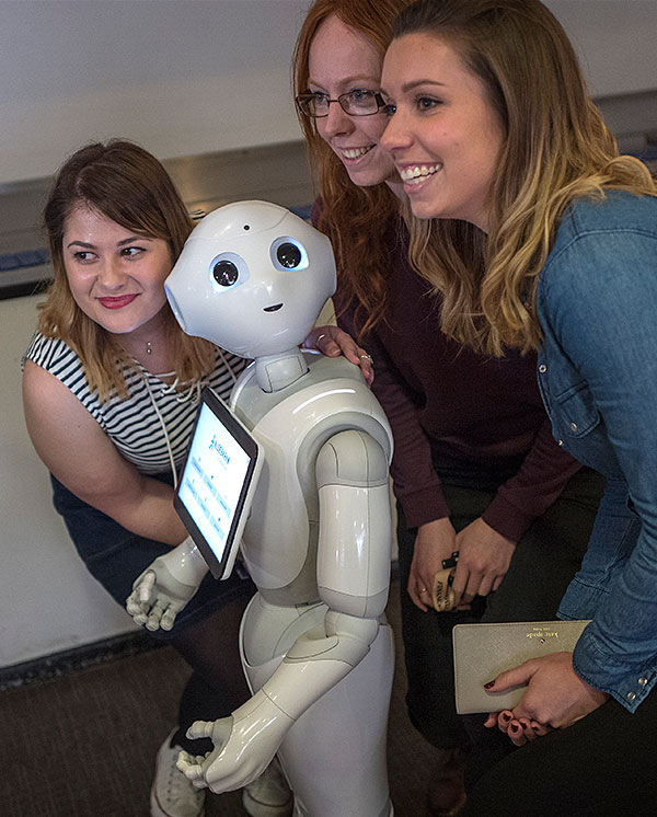 Pepper the robot visits the FT