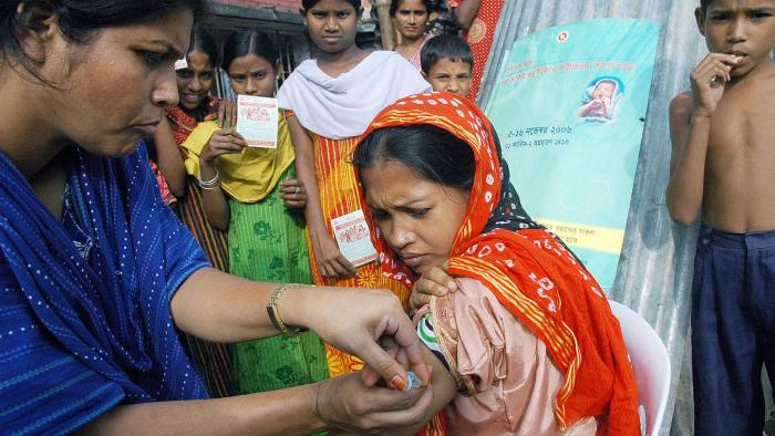 Dhaka, BANGLADESH:  A Bangladeshi woman receives a vaccination from a health worker at a slum during the second phase of the Neonatal Tetanus Elimination (NTE ) campaign, in Dhaka, 05 November 2006.  Bangladesh launched a campaign to vaccinate three millon women against tetanus 05 November in a bid to completely eliminate the disease from the impoverished country by 2007, an official said.  AFP PHOTO/ Shafiq ALAM  (Photo credit should read SHAFIQ ALAM/AFP/Getty Images)