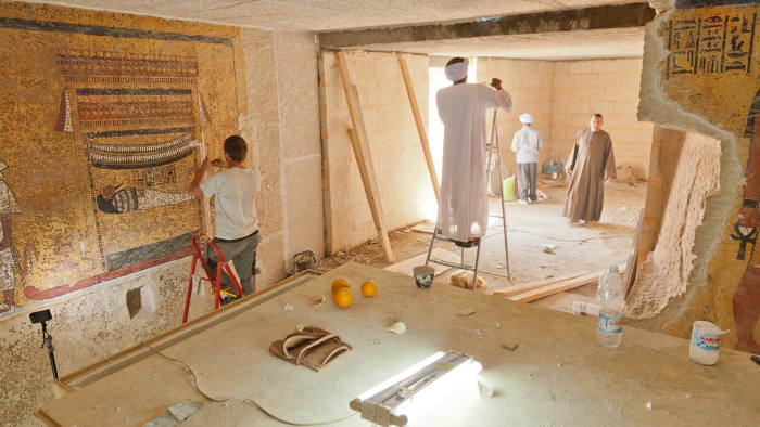 Retouching and construction work in the facsimile of Tutankhamun’s burial chamber