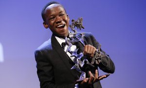 Abraham Attah receives the Mastroianni Best Young Actor award for 'Beasts of No Nation'. Photo: Andrew Medichini/AP