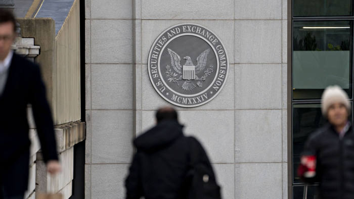 Pedestrians walk near the U.S. Securities and Exchange Commission headquarters in Washington, D.C., U.S., on Thursday, Jan. 2, 2020. The federal appeals court in Manhattan today said the government may pursue insider-trading charges under a newer securities-fraud law not subject to a key requirement of the statute prosecutors traditionally use. Photographer: Andrew Harrer/Bloomberg