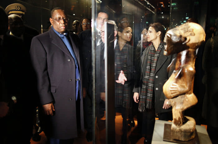 Senegalese President Macky Sall visits the Quai Branly museum in Paris as part of his state visit to France on December 19, 2016. (Photo by CHARLES PLATIAU / POOL / AFP) (Photo credit should read CHARLES PLATIAU/AFP/Getty Images)