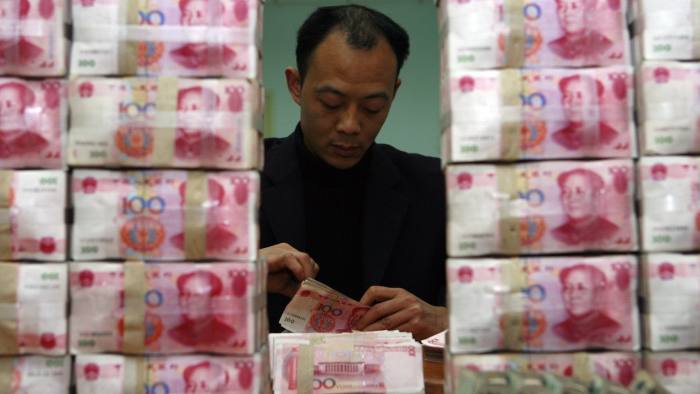 A staff member counts Chinese renminbi banknotes at a bank in Suining, in southwest China's Sichuan province March 12, 2007. China pledged on Monday that 2007 would be another year of extensive financial reform but said there was no quick way to bring down its record trade surplus. REUTERS/Stringer (CHINA) BEST QUALITY AVAILABLE. CHINA OUT. NO COMMERCIAL OR EDITORIAL SALES IN CHINA.. - RTR1Y5DG