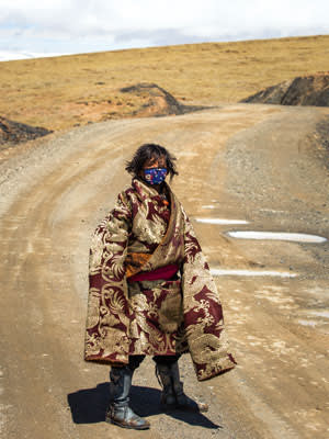 A Tibetan boy on the road from Ngoring Lake