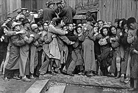 ‘Foule attendant devant une banque pour acheter de l’or pendant les dernier jours de Kuomintang’ (1948)