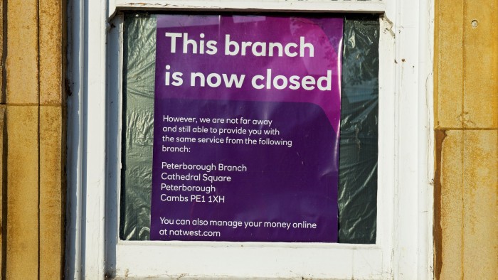GX42H9 Sign in window notifying customers that this branch of the Natwest Bank is now closed, England UK