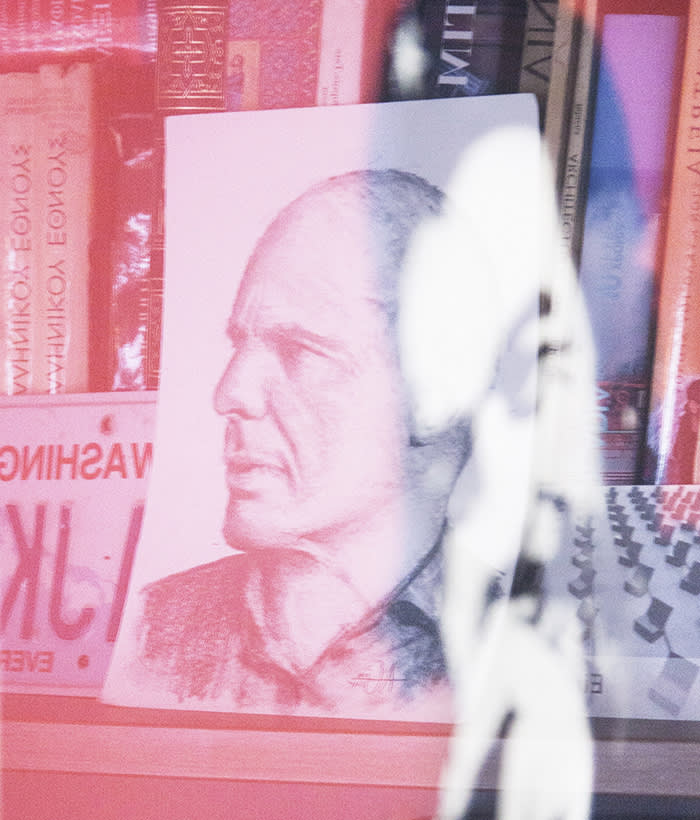 Yanis Varoufakis' portrait reflected on the portrait of Che Guevara. (C) Antonis Theodoridis for the FT