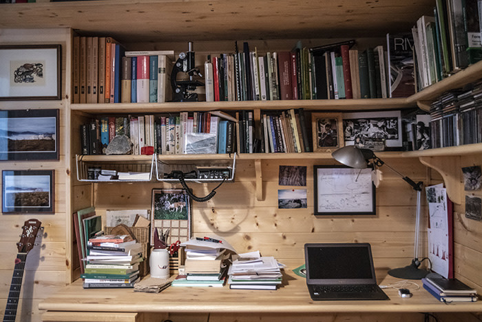 Lucio’s studio is full with books and music cds, showing his passion for music and trees. Also he has a VHF radio and some photos on the walls he has taken during the years.