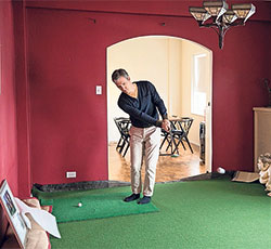 Steven Levitt playing golf 