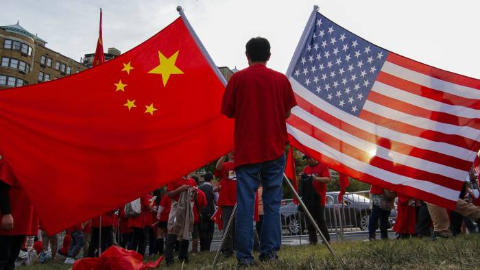epaselect epa04947798 Demonstrators with Chinese and United States national flags gather at sunset in Washington, DC, USA, 24 September 2015. Chinese President Xi Jinping begins an official state visit at the White House with US President Barack Obama on 25 September. EPA/ERIK S. LESSER