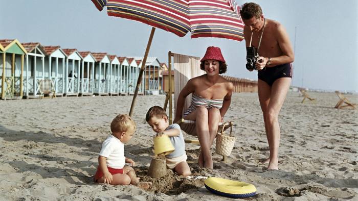 GBEEXC vacation / holidays, family with sunshade on the beach, 1950s, , Additional-Rights-Clearences-NA