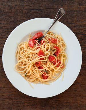 spaghetti with raw tomatoes