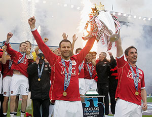 Ryan Giggs and Gary Neville celebrating victory in the 2007 Premier League