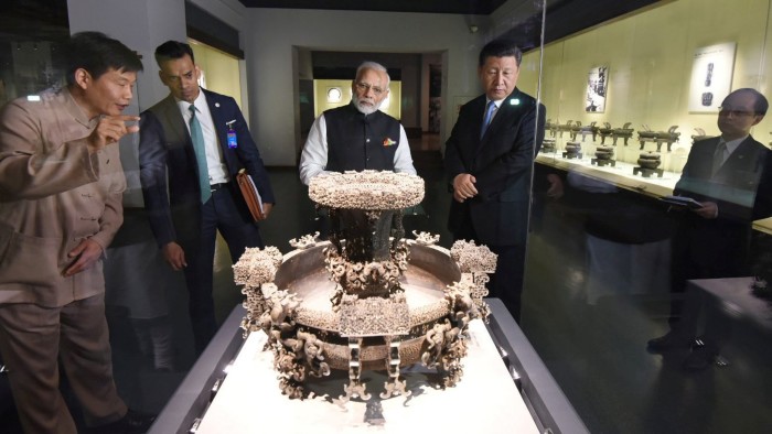 Chinese President Xi Jinping and Indian Prime Minister Narendra Modi (C) visit an exhibition at Hubei Provincial museum in Wuhan, China, April 27, 2018. India's Press Information Bureau/Handout via REUTERS ATTENTION EDITORS - THIS PICTURE WAS PROVIDED BY A THIRD PARTY. NO RESALES. NO ARCHIVE. - RC1D8D327030