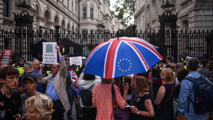 LONDON, ENGLAND - AUGUST 28: Pro-EU supporters protest on outside Downing Street on August 28, 2019 in London, England. British Prime Minister Boris Johnson has written to Cabinet colleagues telling them that his government has requested the Queen suspend parliament for longer than the usual conference season. Parliament will return for a new session with a Queen's Speech on 14 October 2019. Some Remain supporting MPs believe this move to be a ploy to hinder legislation preventing a No Deal Brexit. (Photo by Peter Summers/Getty Images)(Photo by Peter Summers/Getty Images)