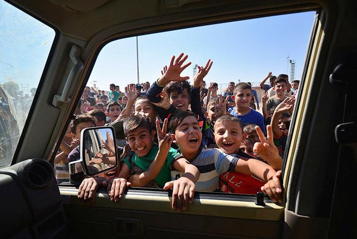 Iraqi boys gather on the road as they welcome Iraqi security forces members, who continue to advance in military vehicles in Kirkuk, Iraq October 16, 2017. REUTERS/Stringer NO RESALES. NO ARCHIVES - RC1552C2D750
