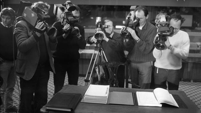 Cameramen during the signing of the Single European Act on February 17, 1986, in Luxembourg.