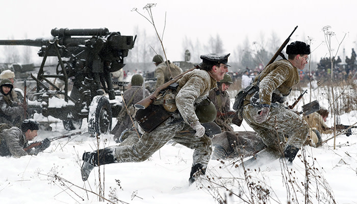 epa06460795 Members of a historical military club participate in the World War II battle re-enactment marking the 75th anniversary of the breakthrough of the Nazi Siege of Leningrad (Soviet-era name of St.Petersburg) in WWII, near village Sinyavino, outside St. Petersburg, Russia, 21 January 2018. According to various sources, up to 700,000 civilians died from hunger, cold, shelling and air bombardment in a siege that lasted 900 days. EPA/ANATOLY MALTSEV