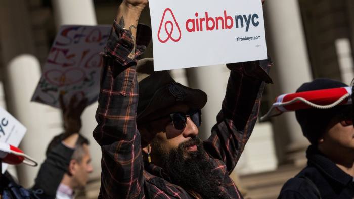 NEW YORK, NY - OCTOBER 30: Supporters of Airbnb hold a rally on the steps of New York City Hall showing support for the company on October 30, 2015 in New York City. The New York City council is currently debating how to regulate the controversial company. (Photo by Andrew Burton/Getty Images)