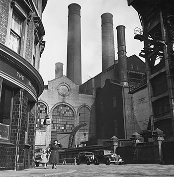 Lots Road power station next to The Balloon pub, 1951