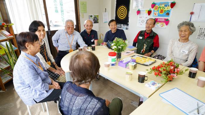 Dementia cafe in Matsudo , Japan - photographer - Tokuyuki Matsubuchi/FT