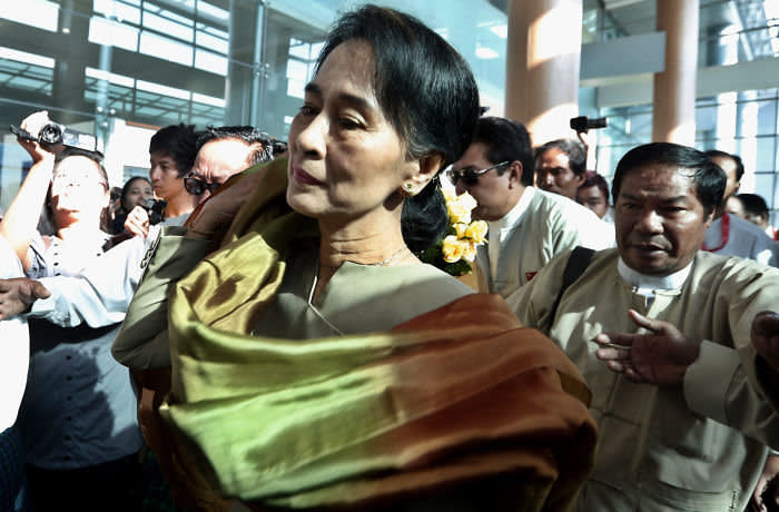 Suu Kyi leaves from Myanmar...epa03552751 Myanmar democracy leader Aung San Suu Kyi (C) arrives at Yangon International Airport, Yangon, Myanmar, 24 January 2013. Suu Kyi is leaving Myanmar to visits the United State of America and South Korea. EPA/NYEIN CHAN NAING