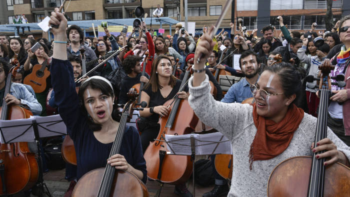 Estudiantes de música de la Universidad Nacional de Colombia tocan sus instrumentos durante protestas en Bogotá