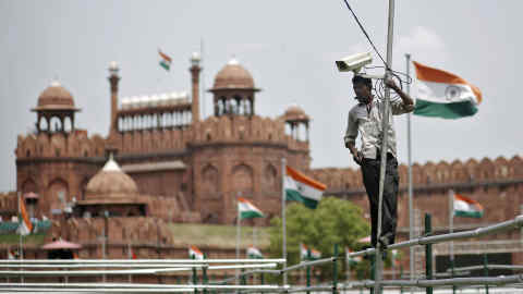 Bir işçi, 14 Ağustos 2014'te Delhi'deki Hindistan Bağımsızlık Günü kutlamalarının arifesinde tarihi Kızıl Kale'nin önüne bir güvenlik kamerası yerleştiriyor. Hindistan Başbakanı Narendra Modi, Cuma günü Hindistan'ın Bağımsızlık Günü münasebetiyle kaleden ulusa seslenecek.  REUTERS/Anindito Mukherjee (HİNDİSTAN - Etiketler: YILDÖNÜMÜ) - GM1EA8E1EM401