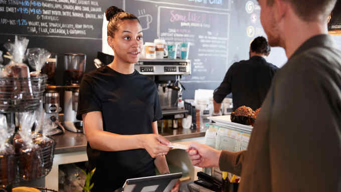 M1N98T Customer Paying In Coffee Shop Using Credit Card